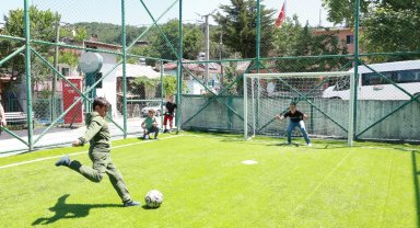 Bursa Osmangazi'de bir halı saha hizmeti daha