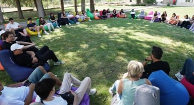 Denizli Büyükşehir'in kampında Gri Koç gençlerle buluştu