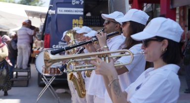 Denizli'de pazar yerlerinde müzik ve ikram şöleni