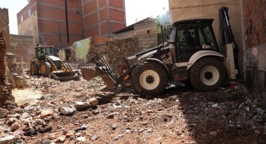 Diyarbakır Muradiye'de metruk binalar yıkılıyor