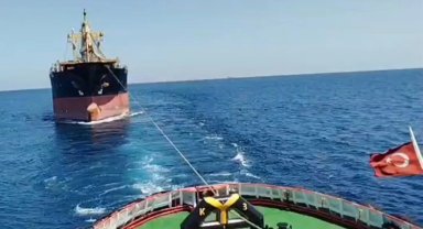 İstanbul Boğazı girişinde arızalanan kuru yük gemisi güvenli bölgeye çekildi