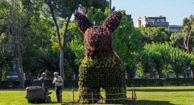 İzmir Kültürpark'taki doğayla şekillenen figürler ilgi görüyor