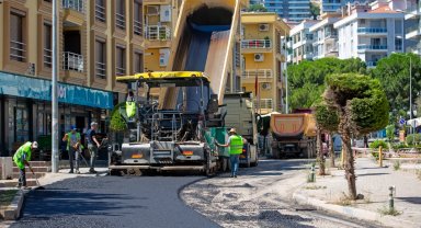 İzmir Narlıdere'de asfalt mesaisi hız kesmiyor