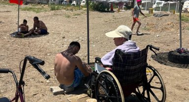 İzmir Narlıdere'de özel gereksinimli bireyler denizle buluştu