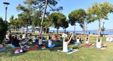 Kadınlar Boğaz'a karşı yogo yaptı