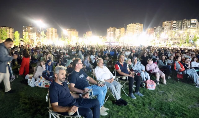 Kayseri Talas'ta yaz akşamları açık hava sinemasıyla renklendi