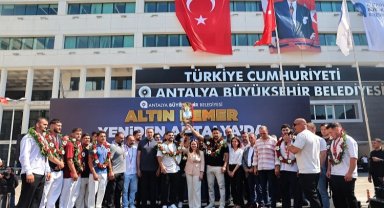 Kırkpınar Başpehlivanı Erkan Taş'a coşkulu karşılama