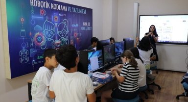 Kocaeli İzmit Belediyesi Robotik Kodlama ve Yazılım Evi'nde eğitimler başladı