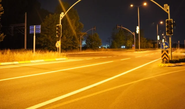 Kocaeli İzmit'te yol çizgileri yenileniyor
