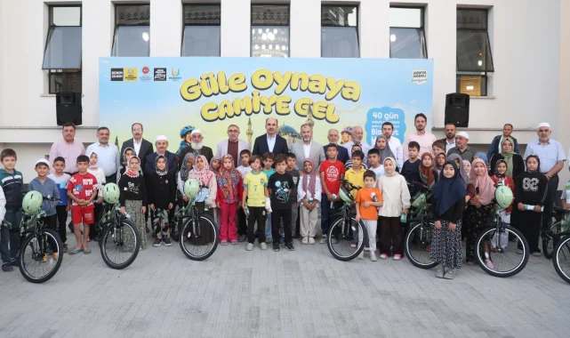 Konya'da 'güle oynaya camiye' gittiler