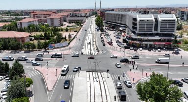 Konya'da tramvay hattı enerji montajı sürüyor