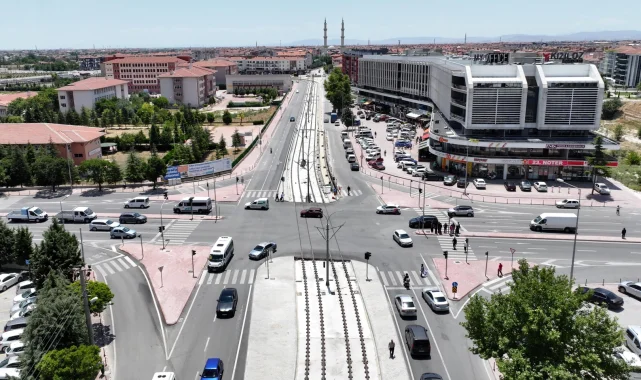 Konya'da tramvay hattı enerji montajı sürüyor