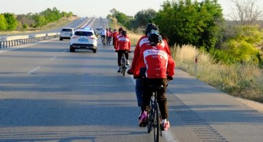 Konya'dan 7'si görme engelli 20 kişi Ankara'ya pedal çevirdi
