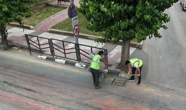 Manisa'da 17 ilçede yağmur suyu ızgaralarına düzenli bakım