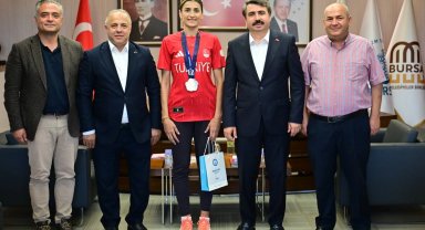 Milli tekvandocu madalya sevincini Oktay Yılmaz'la paylaştı