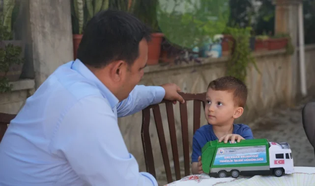 Muğla Dalaman'da çöp kamyonu sevgisi oyuncağa dönüştü