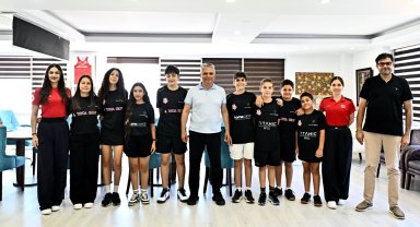 Muratpaşa Belediyespor squashta kürsüden inmiyor