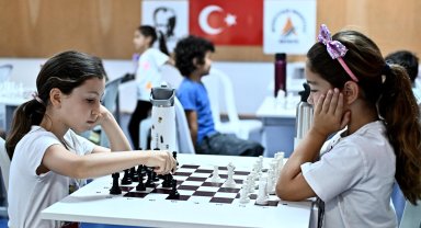 Muratpaşa'da satranç eğitimiyle çocuklar turnuvalara hazırlanıyor