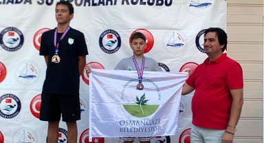 Osmangazi'nin genç yüzücüleri kürsüyü bırakmadı