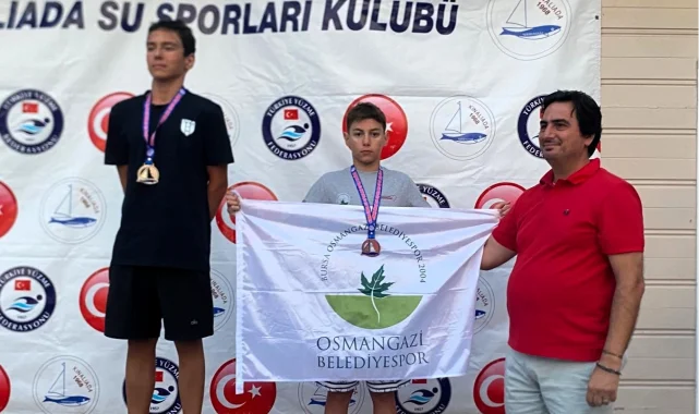Osmangazi'nin genç yüzücüleri kürsüyü bırakmadı
