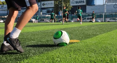 Sakarya Büyükşehir'in yenilediği zeminde ilk düdük çaldı