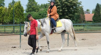 Sakarya'da sağlıklı yaşam yolculuğunda at biniciliği heyecanı