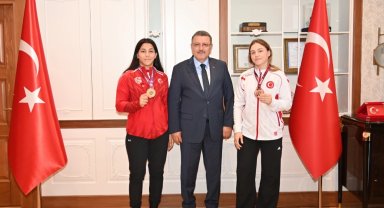 Şampiyon sporculara Başkan Genç'ten övgü