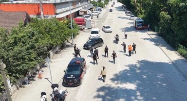 Tatbikatta korkan çocuklara polis şefkati
