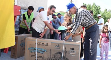 13 bin çocuğa 'güle oynaya' bisiklet dağıtıldı