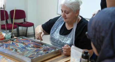 Ankara Keçiören'de şehit yakınlarına ebru sanatı workshopu