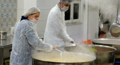 Antalya Muratpaşa her gün 3 çeşit yemekle içleri ısıtıyor