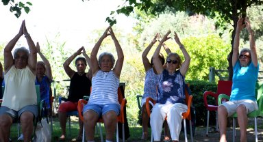Antalya Muratpaşa'da yoga ile aktif yaş alıyorlar