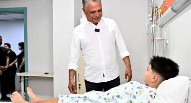 Antalya'da Başkan Uysal'dan sünnet olan çocuklara ziyaret