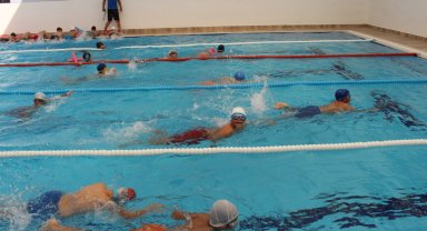 Antalya'da vatandaşlar eğitmenler eşliğinde yüzme öğreniyor