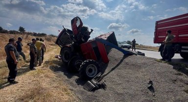 Ayçiçeği yüklü römork devrildi: 2 yaralı
