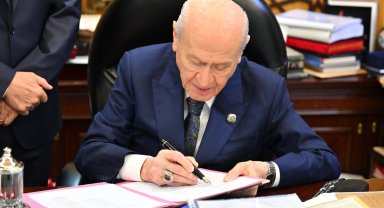 Bahçeli 'Terörsüz Türkiye' için hazırlanan çerçeve yasaya imza attı