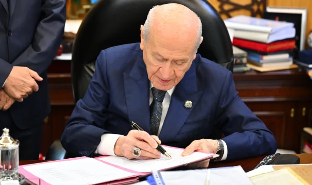 Bahçeli 'Terörsüz Türkiye' için hazırlanan çerçeve yasaya imza attı