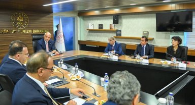 Bakan Ersoy, hizmet ihracatında yeni hedefleri değerlendirdi