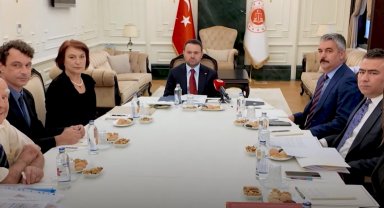 Bakan Gürlek Mumcu ailesiyle görüştü