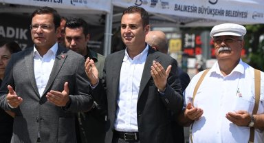 Balıkesir'de Başkan Akın, depremin yıl dönümünde Sındırgı'yı unutmadı