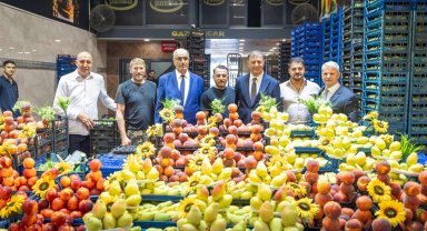 Başkan Tugay İzmir'in hal esnafıyla buluştu