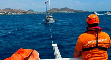 Bodrum açıklarında arızalanan teknedeki 10 kişi kurtarıldı