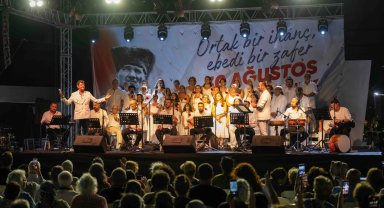 Bornova Büyükpark'ta bayrak denizi ve türkü şöleni