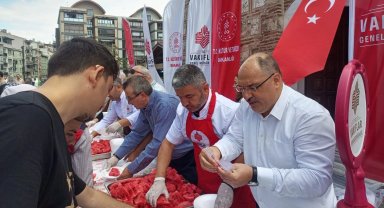 Bursa Emir Sultan Külliyesi'nde karpuz ikramı