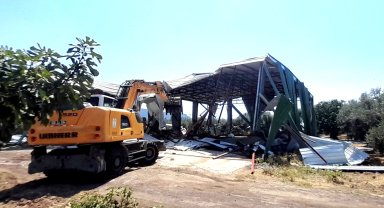 Bursa Osmangazi'de tarım alanına kaçak yapılan depo yıkıldı