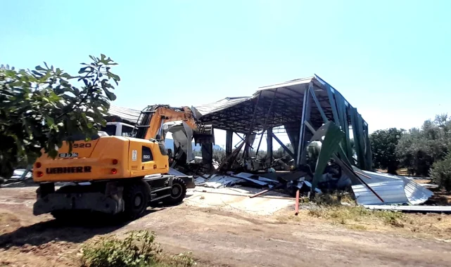 Bursa Osmangazi'de tarım alanına kaçak yapılan depo yıkıldı