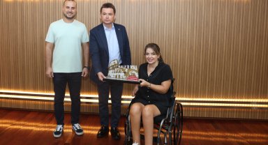 Bursa Osmangazili başarılı pilot kupasını Başkan Aydın'la paylaştı