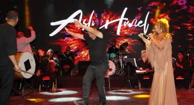 Bursa'da Aslı Hünel'den 'Açıkhava'da müzik ziyafeti