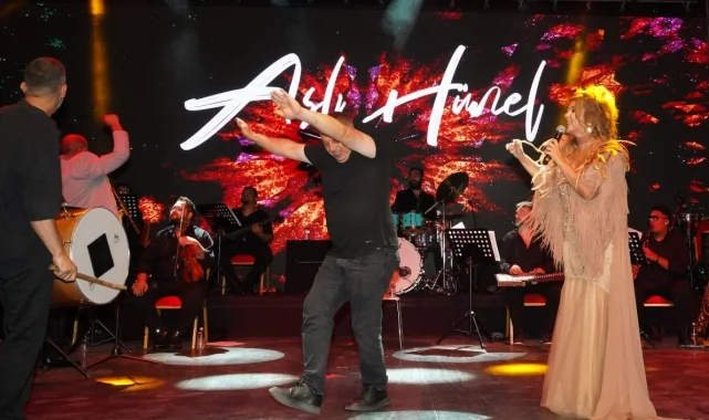 Bursa'da Aslı Hünel'den 'Açıkhava'da müzik ziyafeti