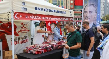 Bursa'da Zafer coşkusu ay yıldız ile taçlandı